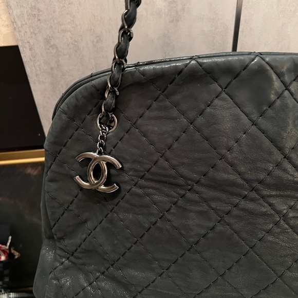 CHANEL Just Mademoiselle Tote Bag Black Iridescent Quilted Leather - Picture 2 of 15